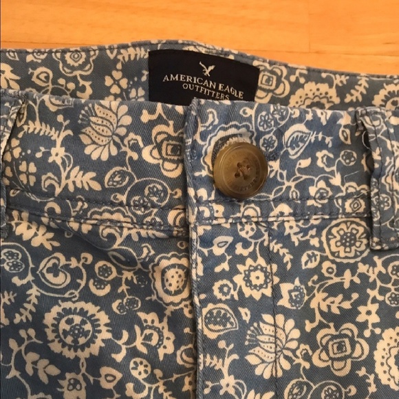 American Eagle Blue & White Pattern Stretch Shorts - Picture 2 of 5